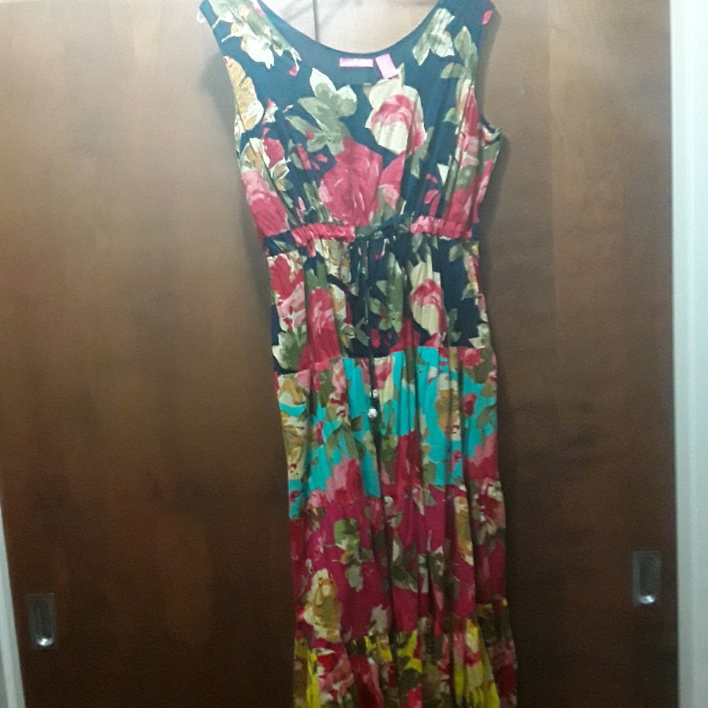 100% Cotton. Sleeveless dress . Bright colors .